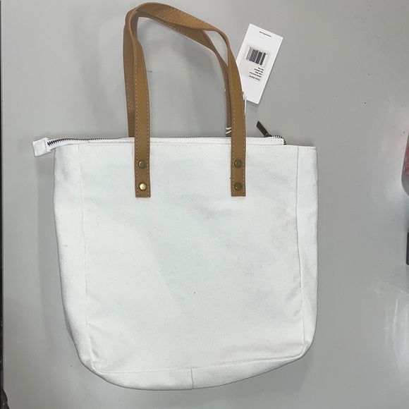 Cozy Earth white and Tan Tote Bag NWT / lined inside, large outer pocket OS - Picture 4 of 11